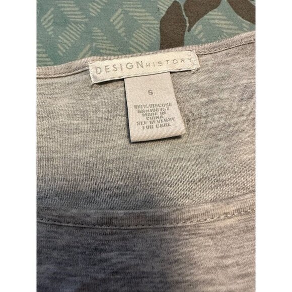 6 FOR $15 Design history small ruffled top - Picture 4 of 4